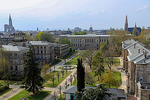 Vue sur le jardin intérieur du campus historique de l'Université.