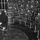 Cours inaugural de la faculté de médecine de la RUS par le doyen Johannes Stein (au pupitre) dans l’amphithéâtre de la clinique médicale B (Medizinische Abteilung I), 24 novembre 1941 © Süddeutsche Zeitung