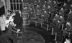Cours inaugural de la Faculté de médecine de la RUS par le doyen Johannes Stein (au pupitre) dans l’amphithéâtre de la clinique médicale B (Medizinische Abteilung I), 24 novembre 1941 © Süddeutsche Zeitung